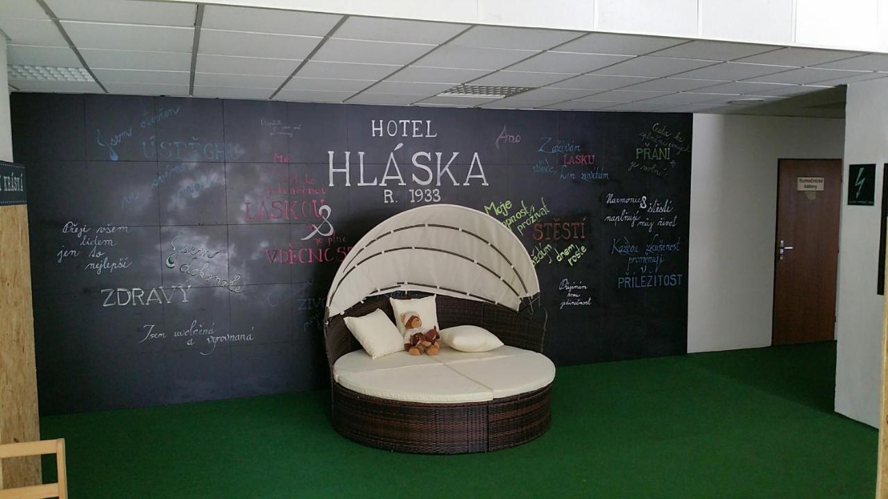 Hotel Hlaska Zlenice Extérieur photo