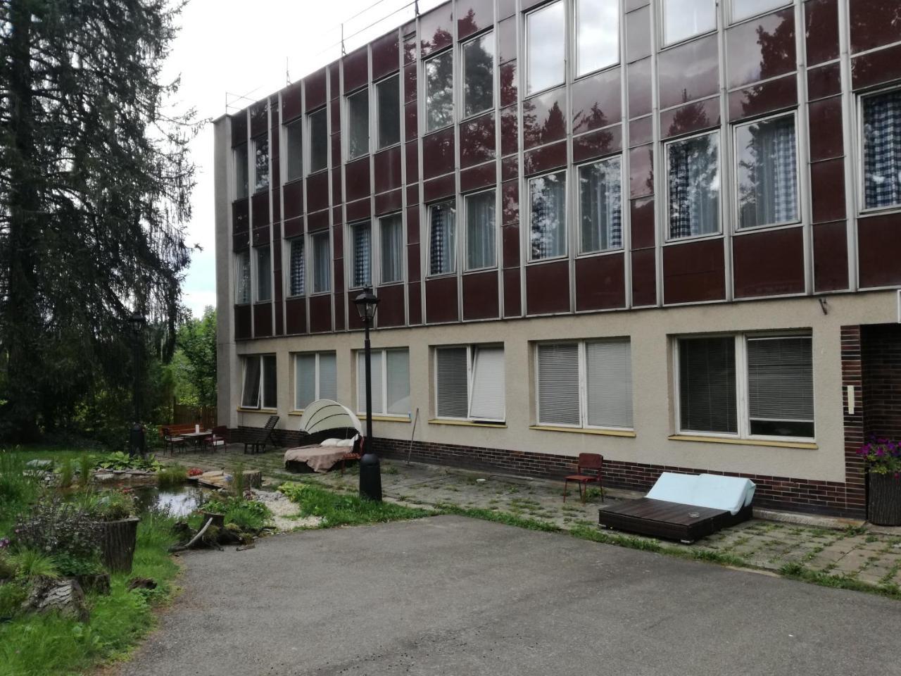 Hotel Hlaska Zlenice Extérieur photo