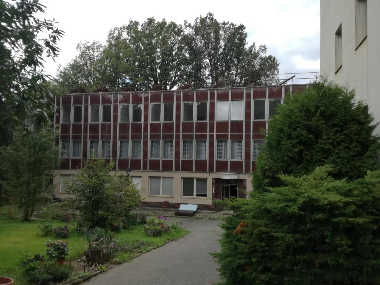 Hotel Hlaska Zlenice Extérieur photo